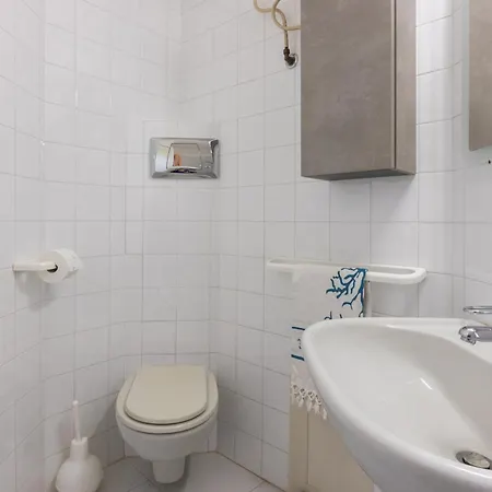 Guesthost - Cristina Apartment *
